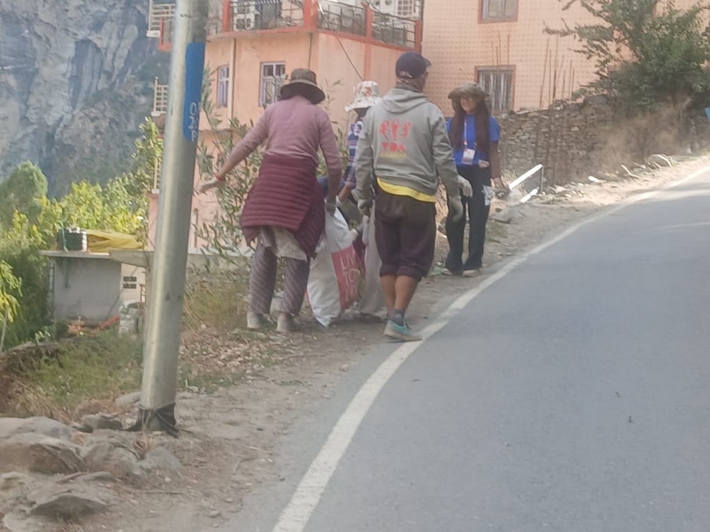 प्लास्टिक मुक्त हिमालय का संदेश लेकर जाहलमा में सफाइ करते हुए। संवाद