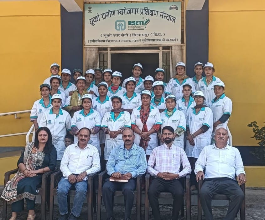 पनोह में आयोजित प्रशिक्षण शिविर में भाग लेने वाली महिलाएं व मौजूद अधिकारी। स्रोत: यूको आरसेटी