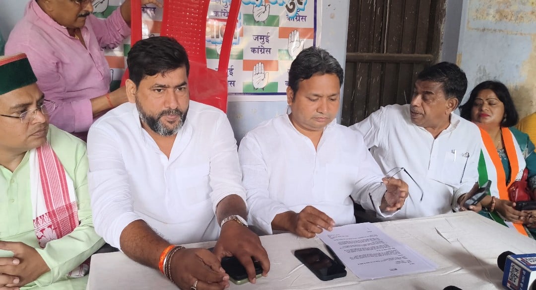 प्रेस वार्ता करते कांग्रेस के 8 सदस्यीय सदस्य