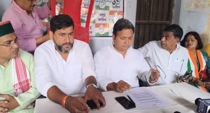 प्रेस वार्ता करते कांग्रेस के 8 सदस्यीय सदस्य