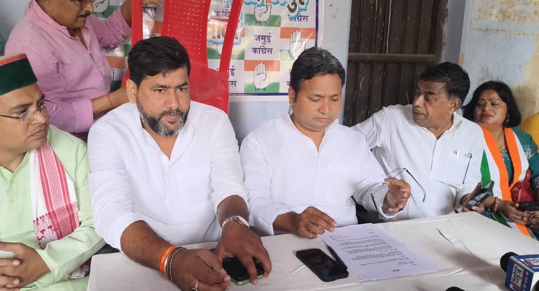 प्रेस वार्ता करते कांग्रेस के 8 सदस्यीय सदस्य