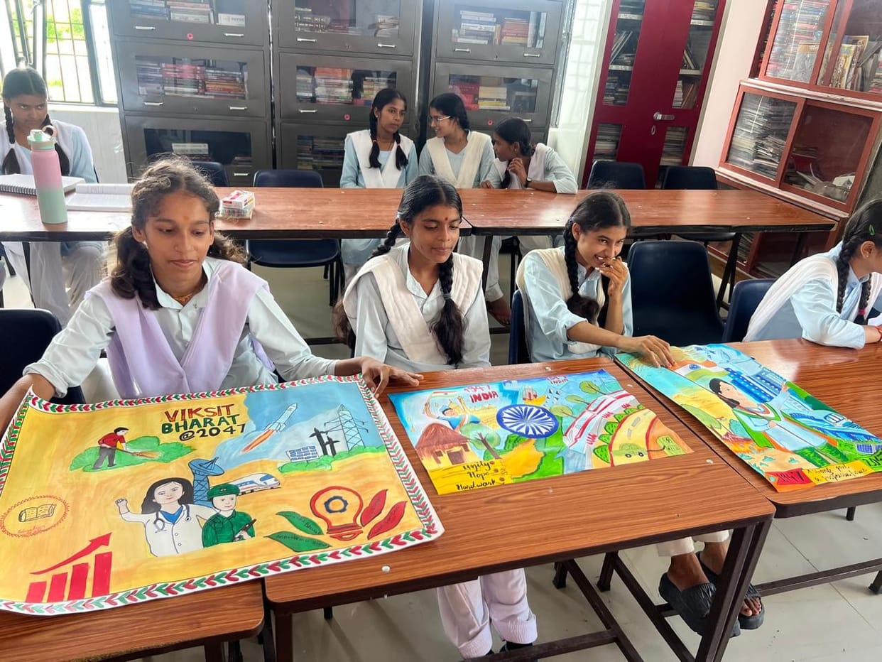 Sandhya topped in drawing, Akriti in speech, and Akanksha in the quiz.