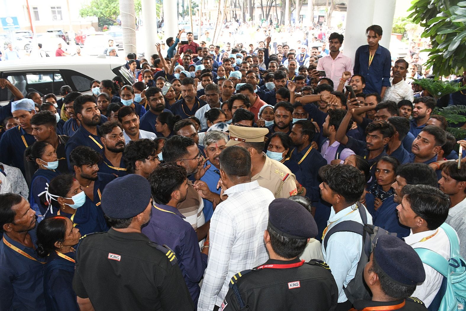 प्रदर्शन करते सफाईकर्मी।