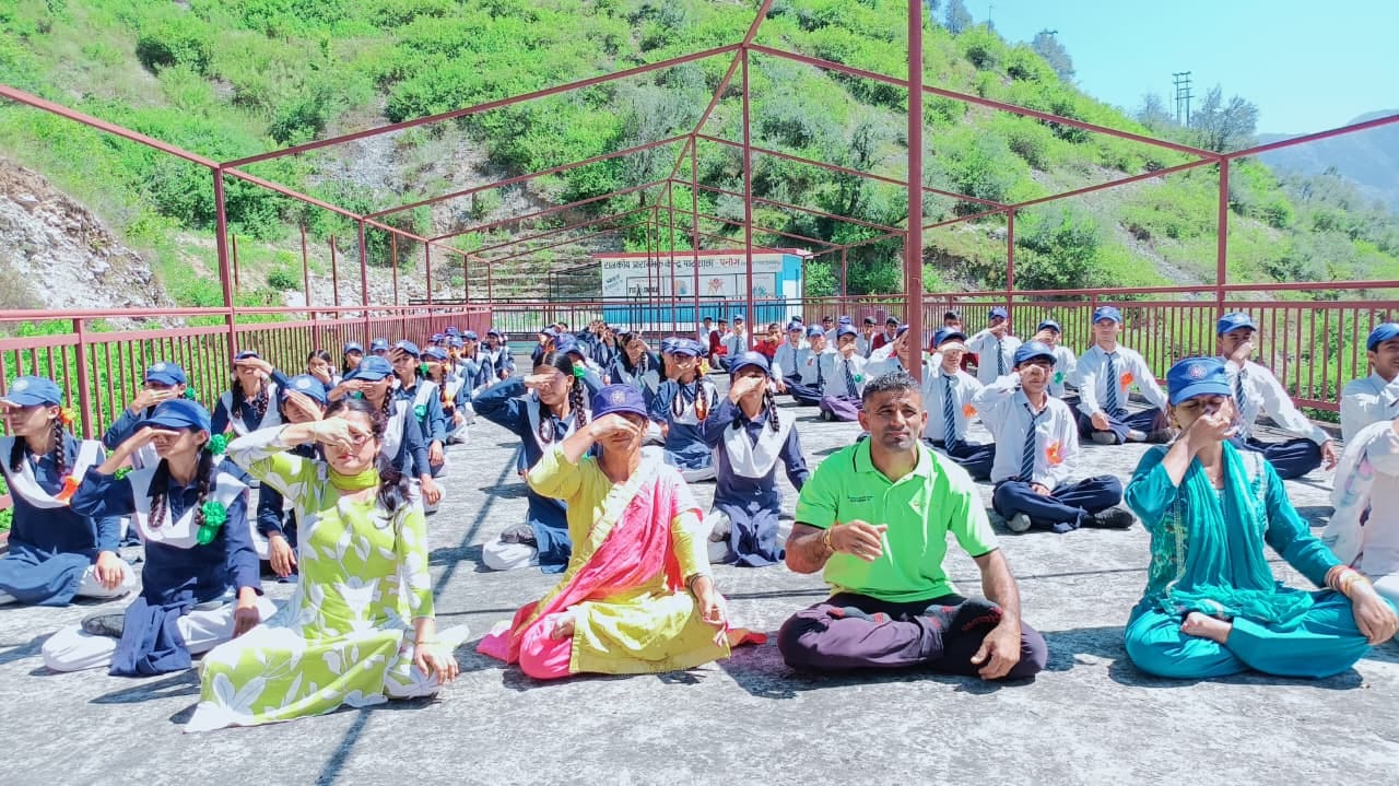 राजकीय वरिष्ठ माध्यमिक पाठशाला पनोग में राष्ट्रीय आयुर्वेद दिवस पर योग करते छात्र व स्टाफ। स्रो
