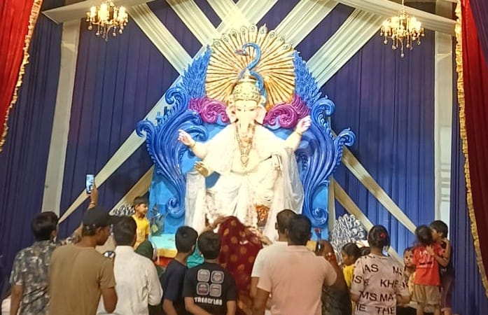 Devotees bade farewell to Ganpati Bappa.