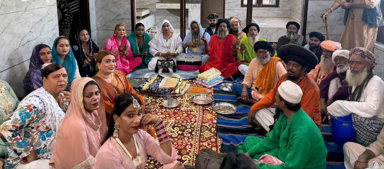 The ritual of offering the *chadar* at the Dargah was performed amidst a musical procession.