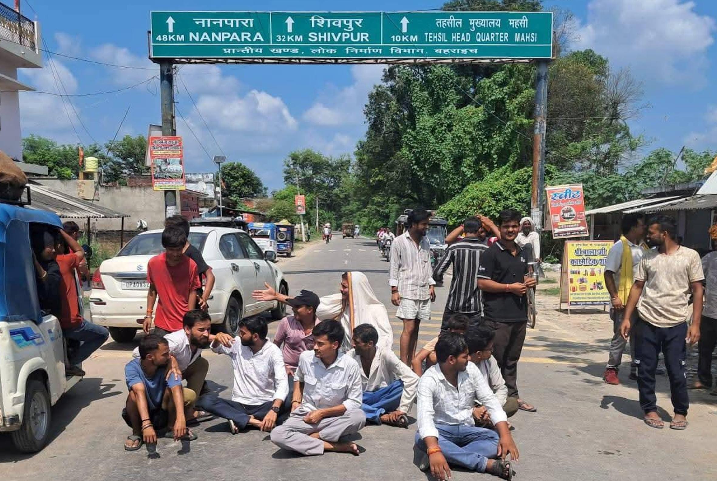 रमपुरवा चौराहे पर बिजली कटौती के खिलाफ प्रदर्शन करते लोग। 