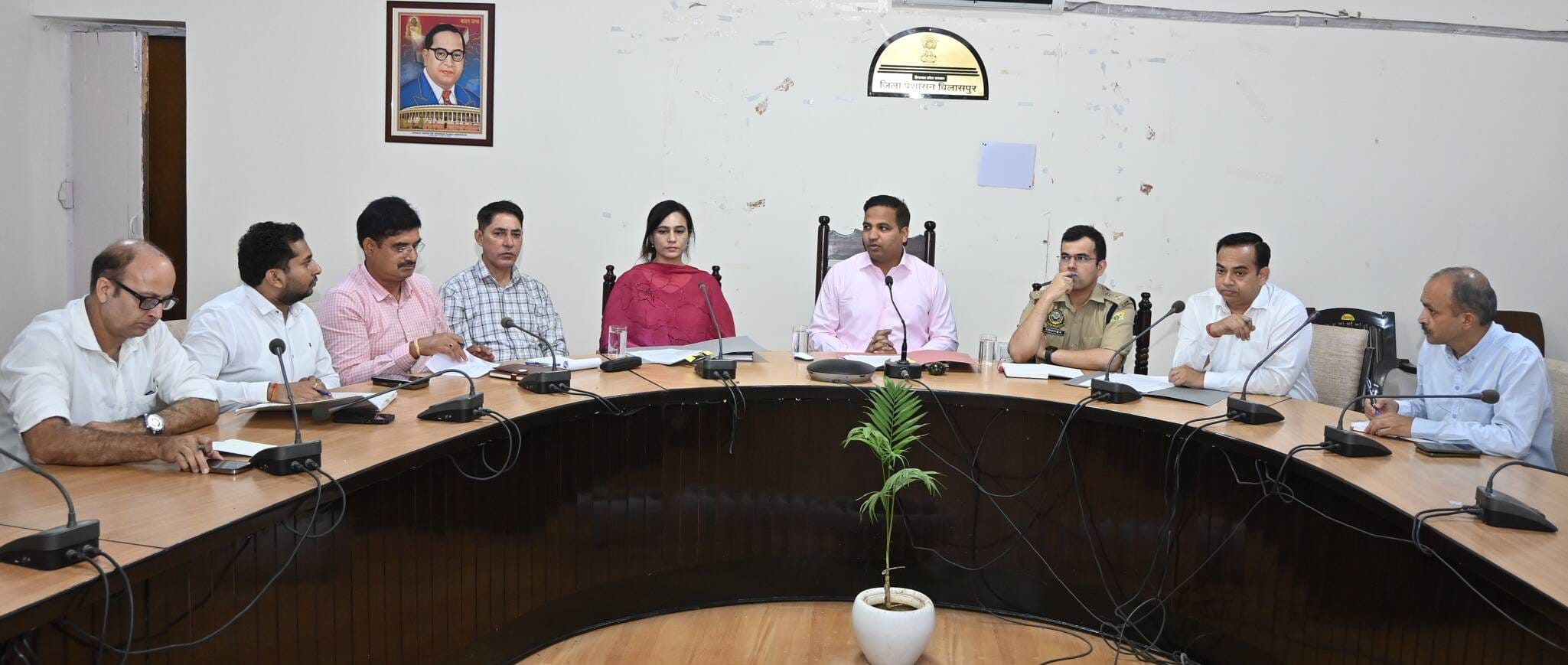 राष्ट्रपति के दौरे को लेकर आयोजित बैठक में मौजूद अधिकारी। स्रोत: डीपीआरओ