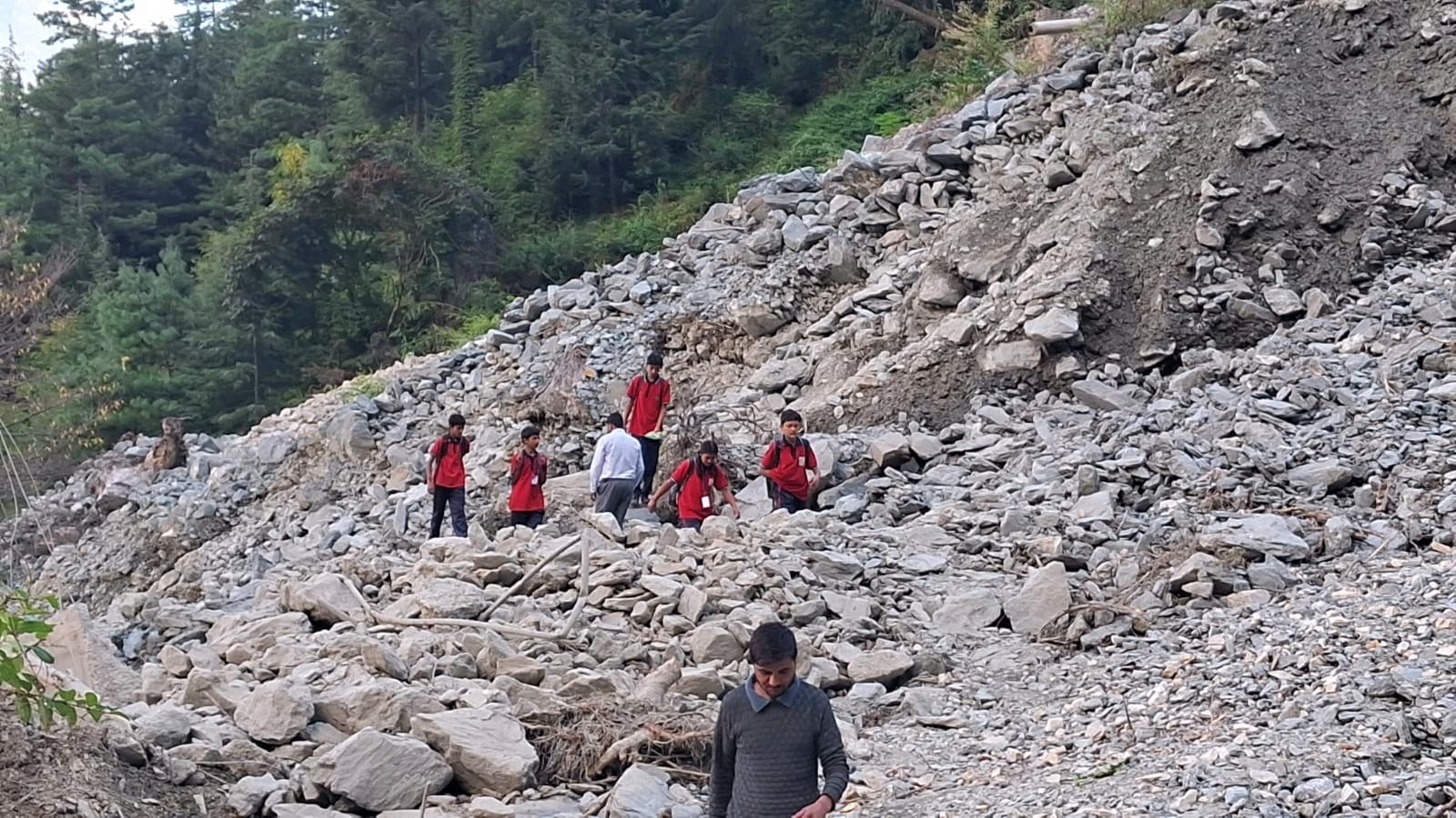 सैंज के पालचरा गांव में टनल रिसाव के दौरान आए मलबे में यातायात वाधित हो गया है। मलबे के बीच से
