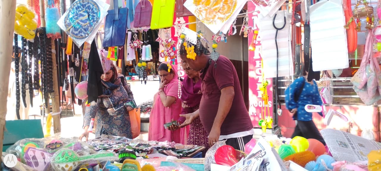 सुजानपुर बाजार में खरीदारी करती महिलाएं। संवाद