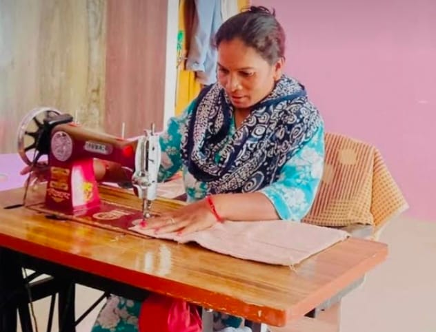सिलाई का काम करती हुई मैहतपुर की नेहा देवी। संवाद