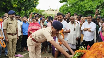 सेना के पार्थिव शरीर को दी गई सलामी