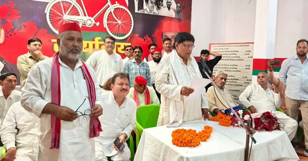 सपा के जिला कार्यालय पर विचार रखते राष्ट्रीय महासचिव एवं राज्यसभा सांसद सदस्य रामजी लाल सुमन। स