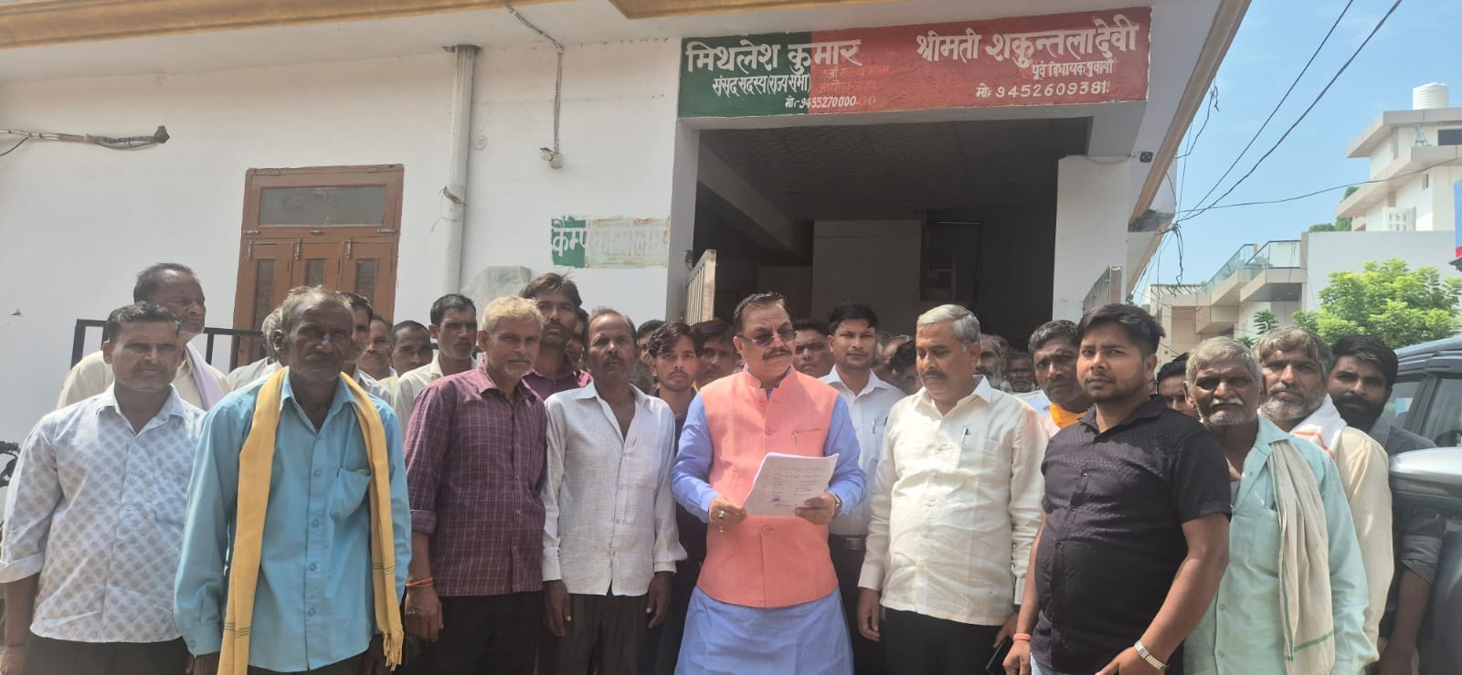सांसद मिथिलेश कुमार को ज्ञापन देते रनमस्तपुर बुजुर्ग गांव के लोग। स्रोत : ग्रामीण