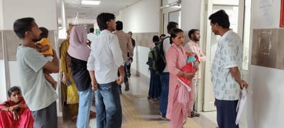 सिविल सर्जन कार्यालय में बने आधार कार्ड केंद्र पर नवजात बच्चों को लेकर पहुंचे परिजन। संवाद
