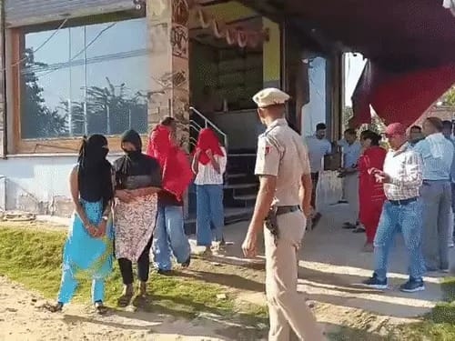 शहर के एक होटल से पुलिस की ओर से पकड़े गए युवक-युवतियां। स्त्रोत: पुलिस