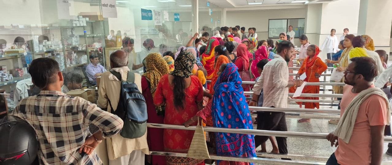 शहर के मेडिकल कॉलेज में लगी  मरीजों की कतार