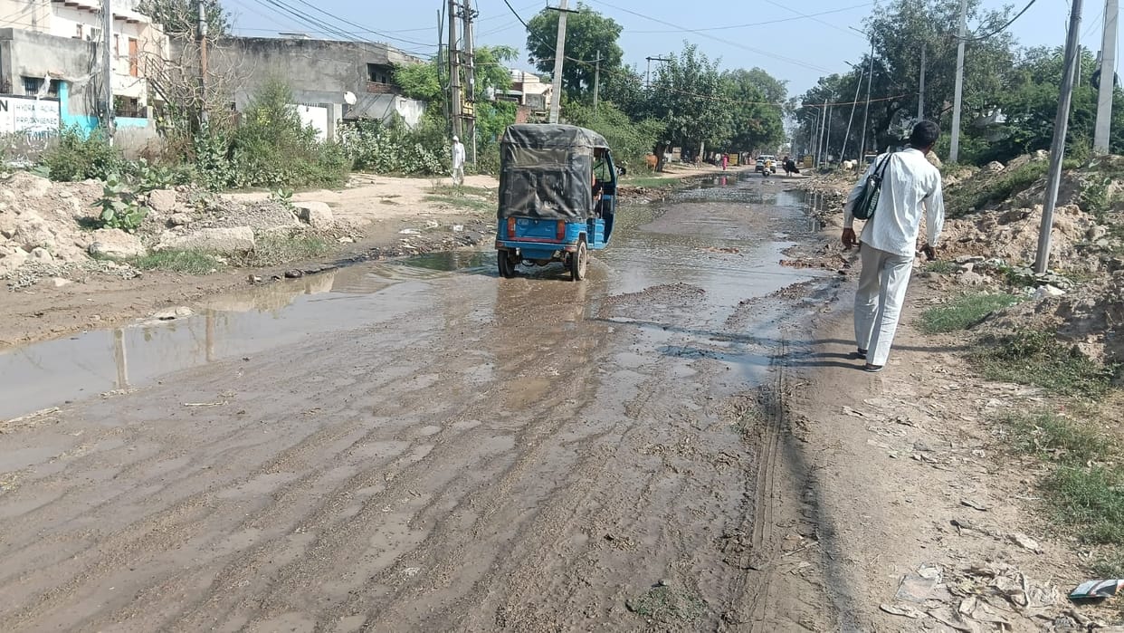 Contaminated water has been flowing onto the road for two months; silence from responsible departments has compounded the problem
