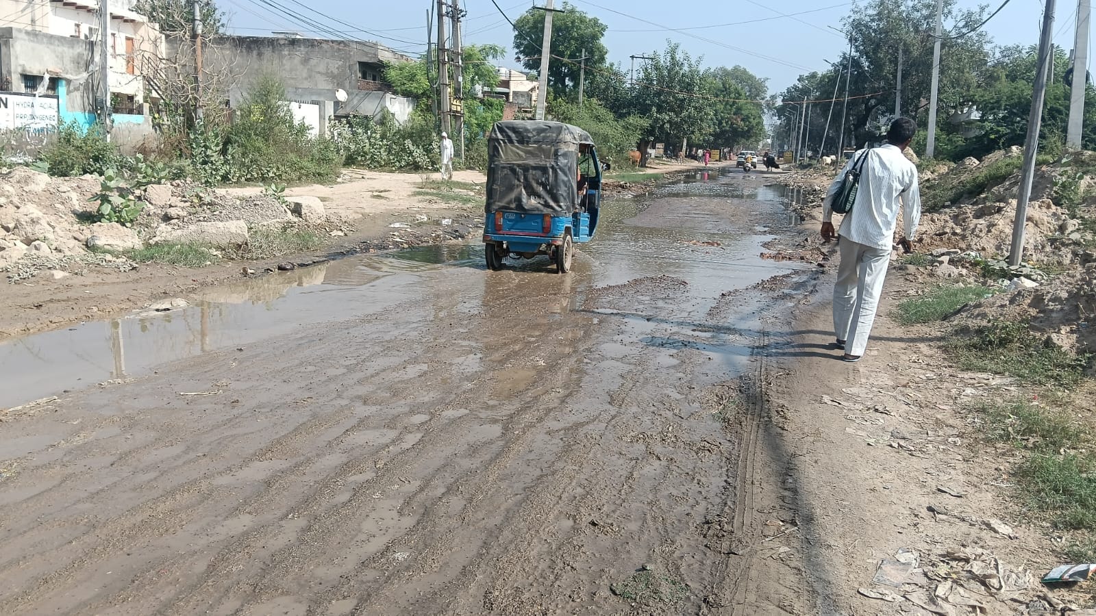 शहर के रोहतक रोड पर दूर तक भरा दूषित पानी। 