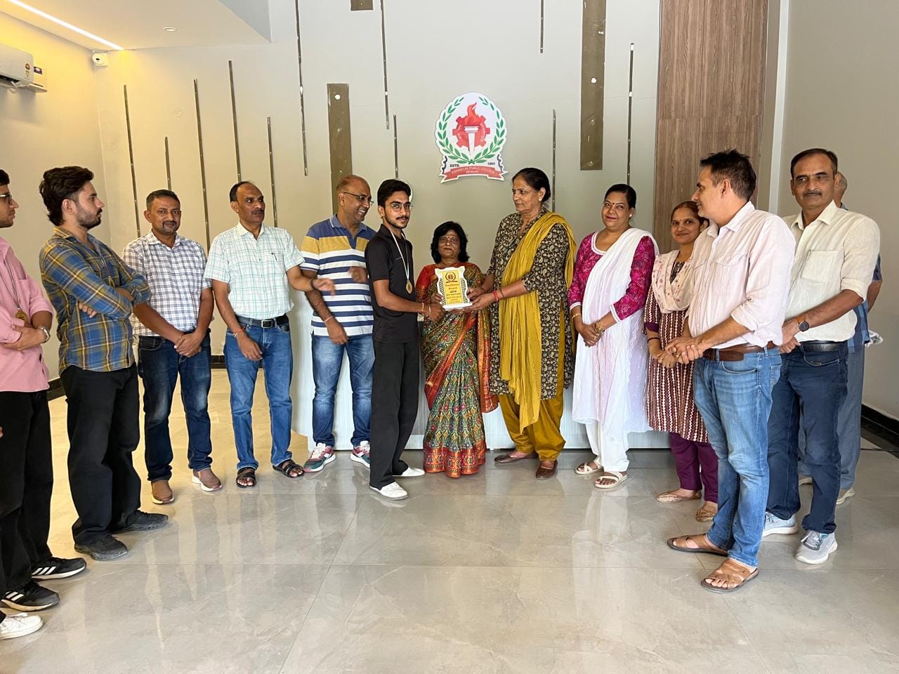 शतरंज प्रतियोगिता में विजेता खिलाड़ियों को सम्मानित करतीं प्राचार्या प्रो. कविता गुप्ता।स्रोत: 
