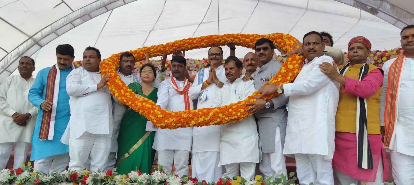 शिवबखरी में डिप्टी सीएम को माला पहनाकर स्वागत करते कार्यकर्ता-संवाद