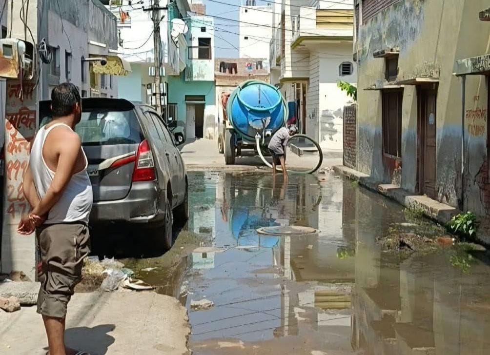 श्यामबाग की गली में फैला गंदा पानी। 