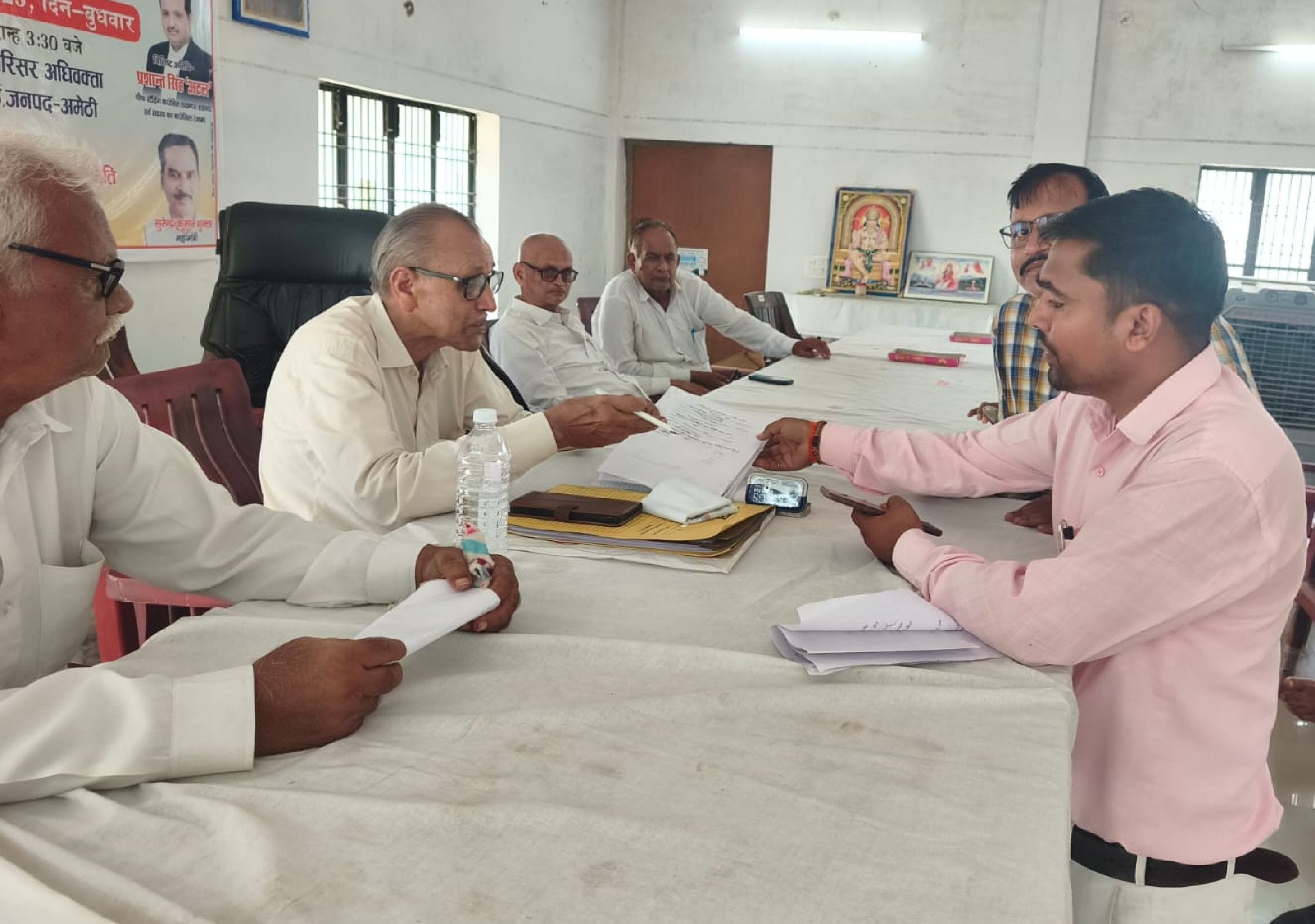 तहसील बार एसोसिएशन तिलोई के चुनाव के लिए पर्चा भरते प्रत्याशी। स्रोत: स्थानीय नागरिक