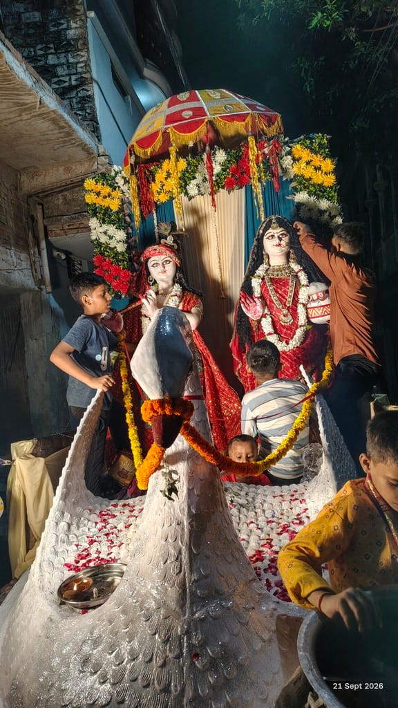 Devotees bid farewell to Ganpati Bappa