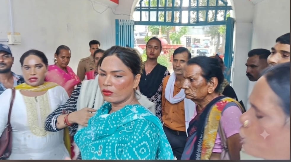 थाना बरखेड़ा में एकत्र दोनो पक्ष के किन्नर संवाद