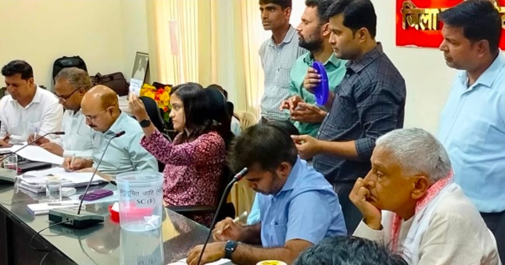 लॉटरी निकालते हुए दौसा कलेक्टर डॉ. सौम्या झा