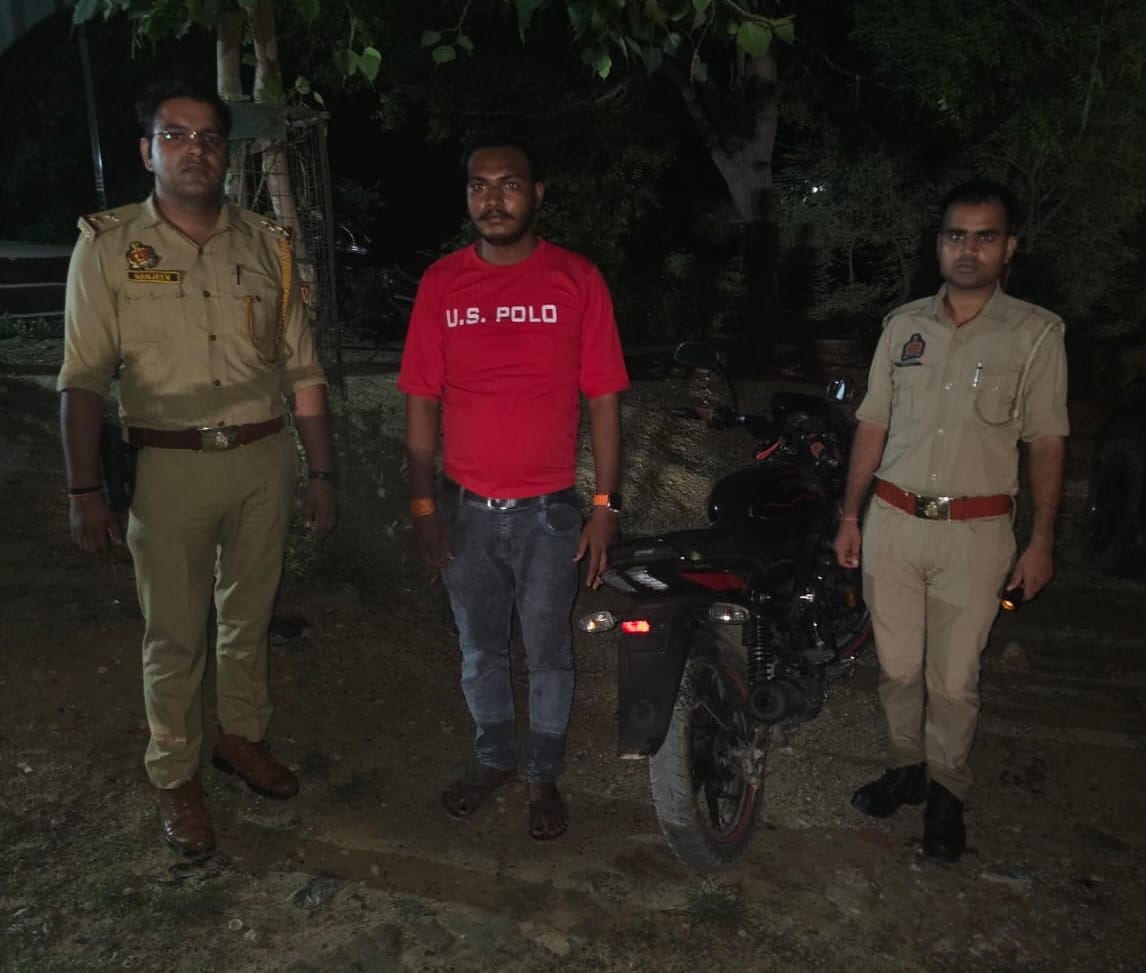 देवकली चौकी प्रभारी के साथ मौजूद युवक। स्रोत:पुलिस