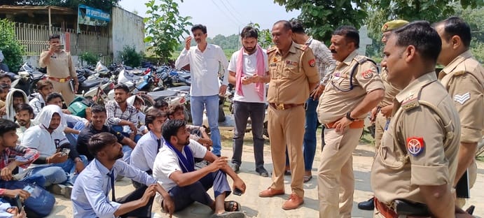 Students created a ruckus at the college gate; a female student staging a sit-in protest fainted.