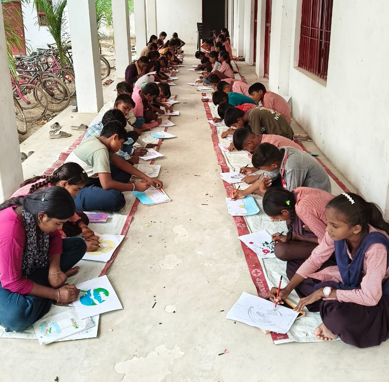 Children gave the message of greenery by drawing pictures