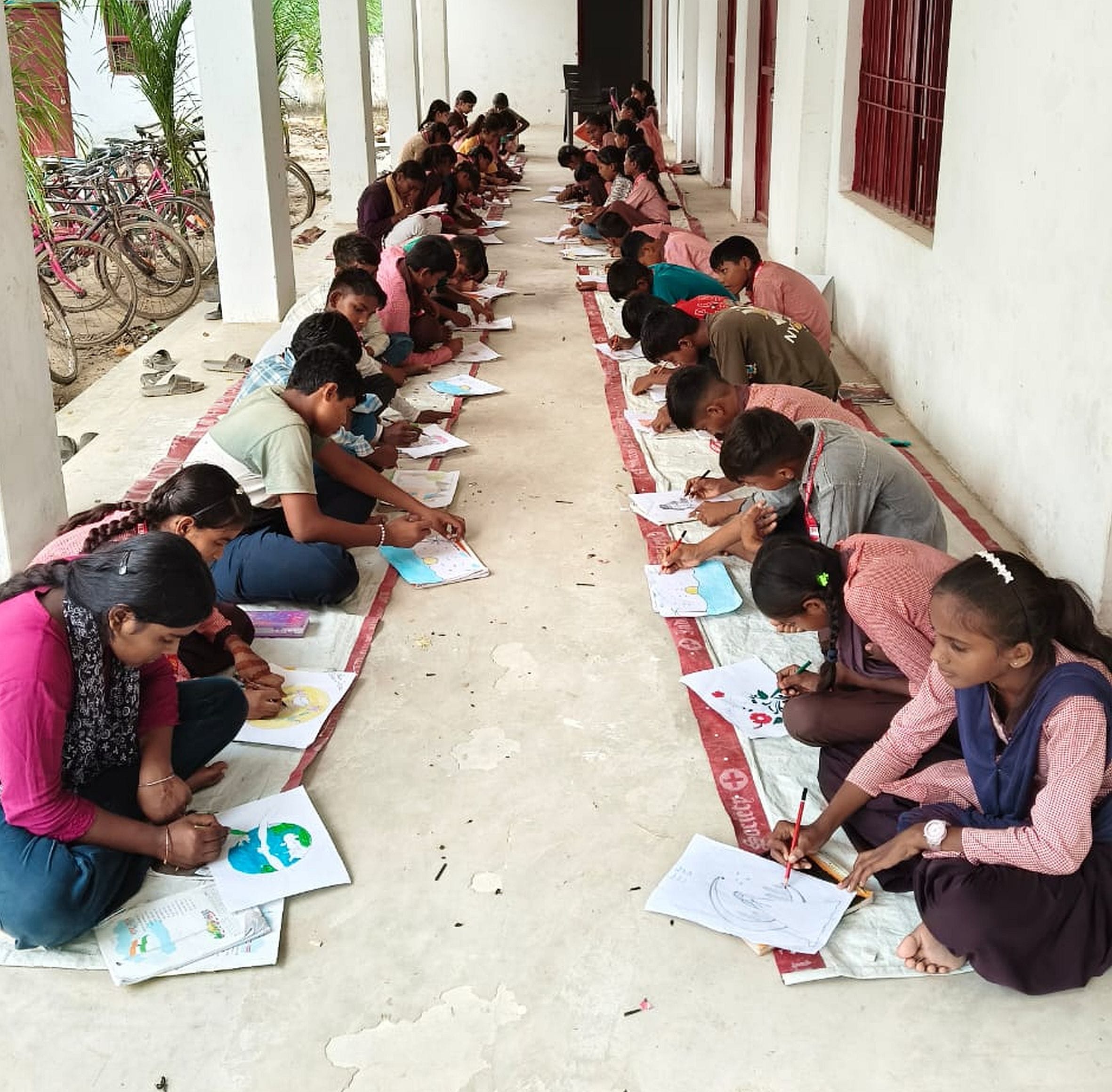उच्च प्राथमिक विद्यालय पुन्नपुर में आयोजित चित्रकला प्रतियोगिता में प्रतिभाग करते बच्चे। स्रोत: