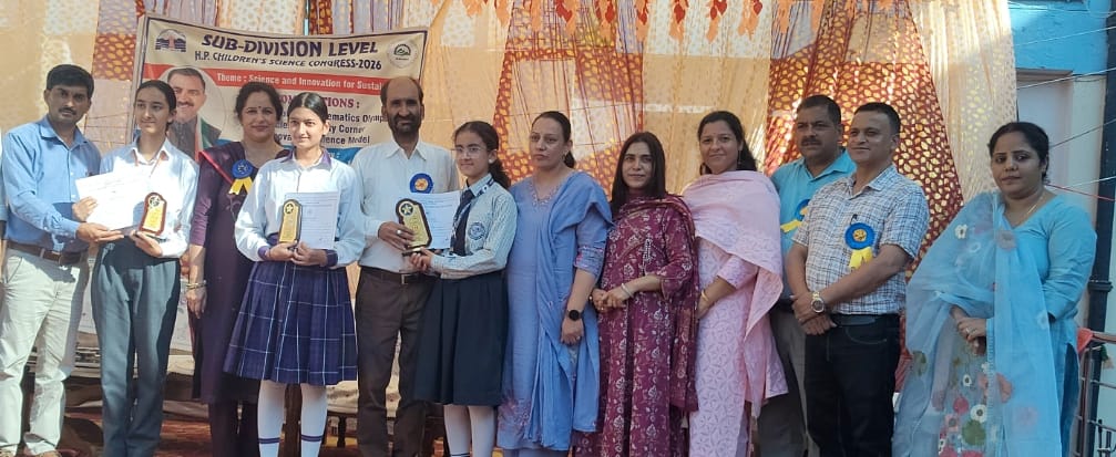 उपमंडल स्तरीय बाल विज्ञान कांग्रेस में प्रतिभागियों को सम्मानित करते उप शिक्षा निदेशक प्रारंभिक