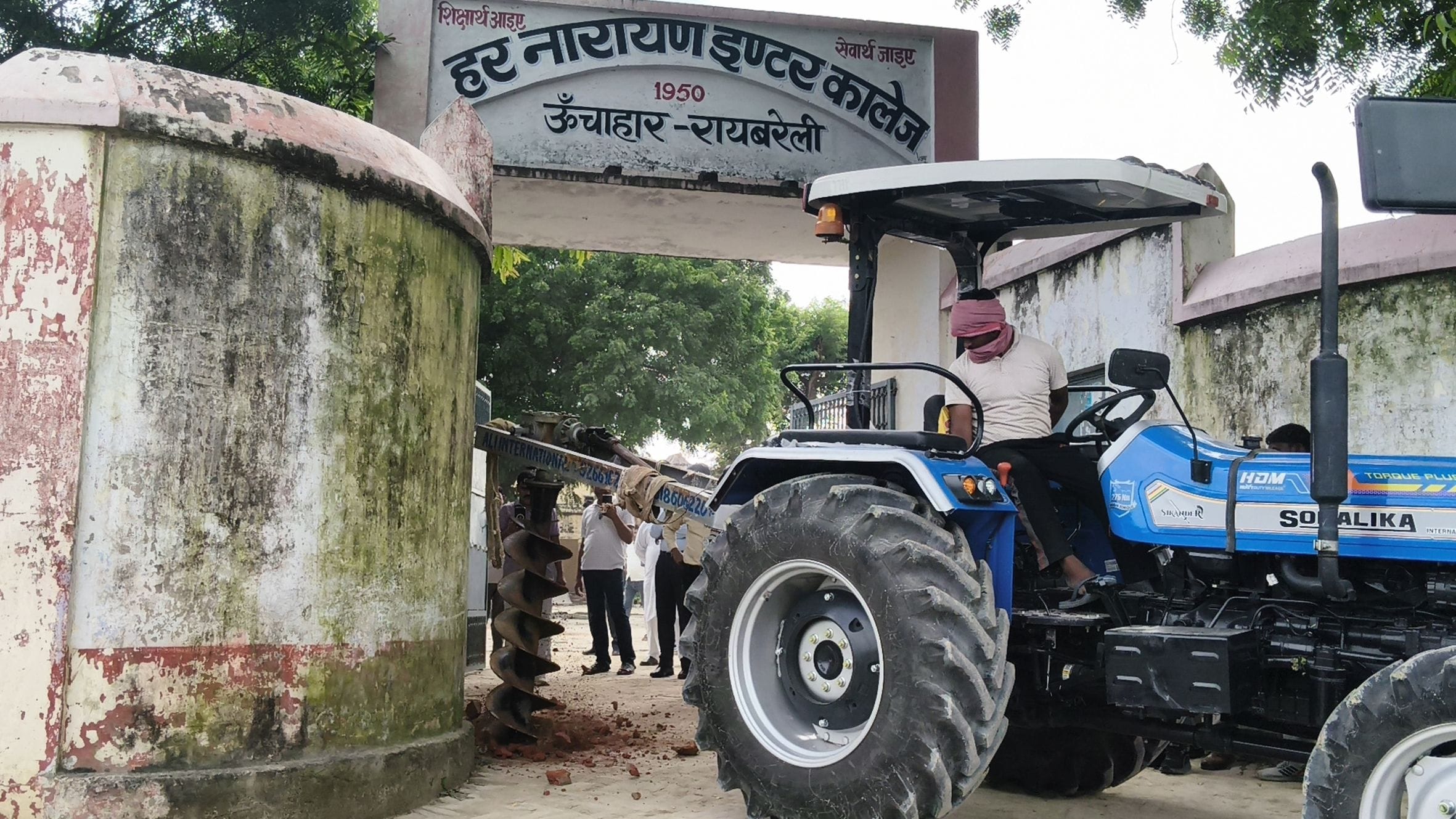 ऊंचाहार में स्कूल गेट के सामने लगाया जाता खंभा। 