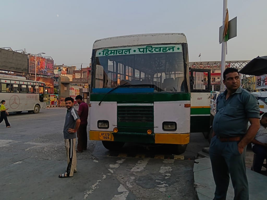 ऊना आईएसबीटी में खराब हालत में खड़ी परवाणू पालमपुर रूट की बस। संवाद