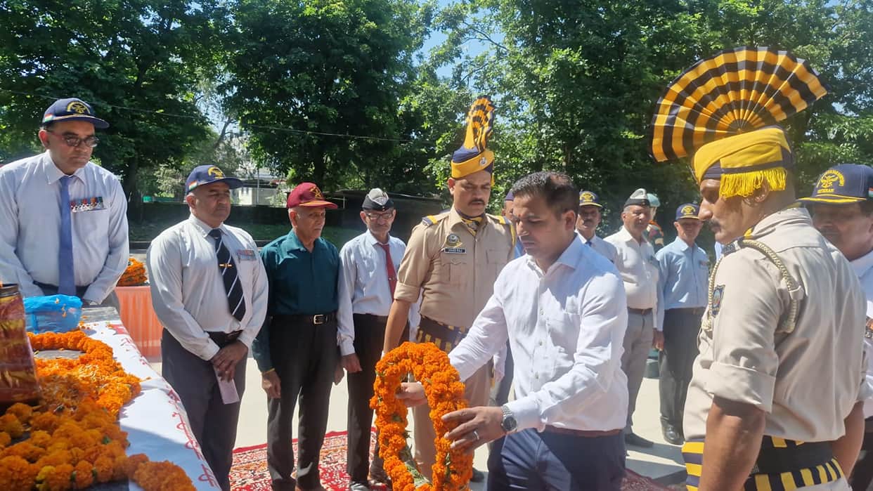 The sacrifices of the brave were commemorated at the Martyrs' Memorial on Vijay Diwas.