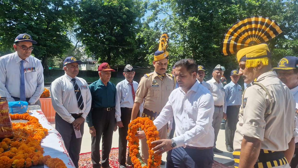 The sacrifices of the brave were commemorated at the Martyrs' Memorial on Vijay Diwas.
