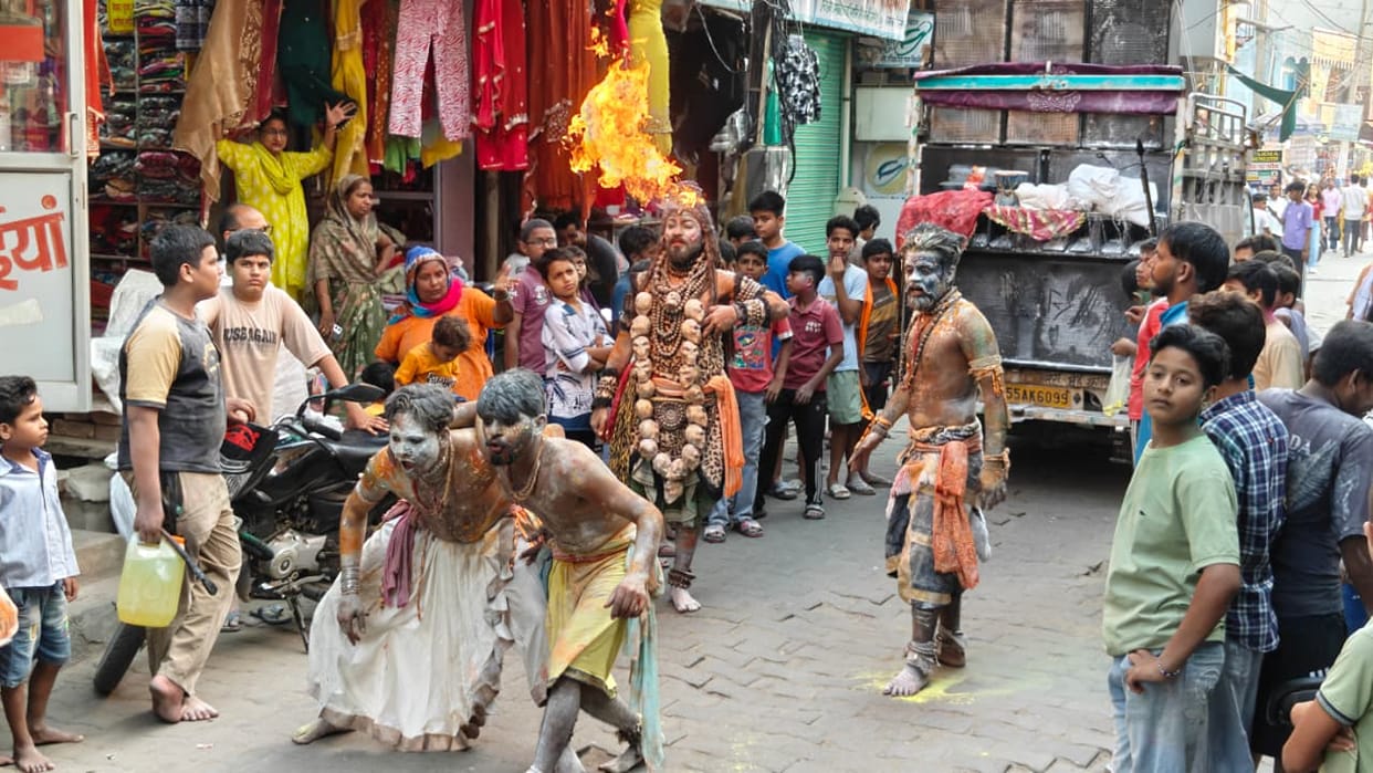 Immersion of the Ganesha idol amidst chants of 'Ganpati Bappa Morya'.