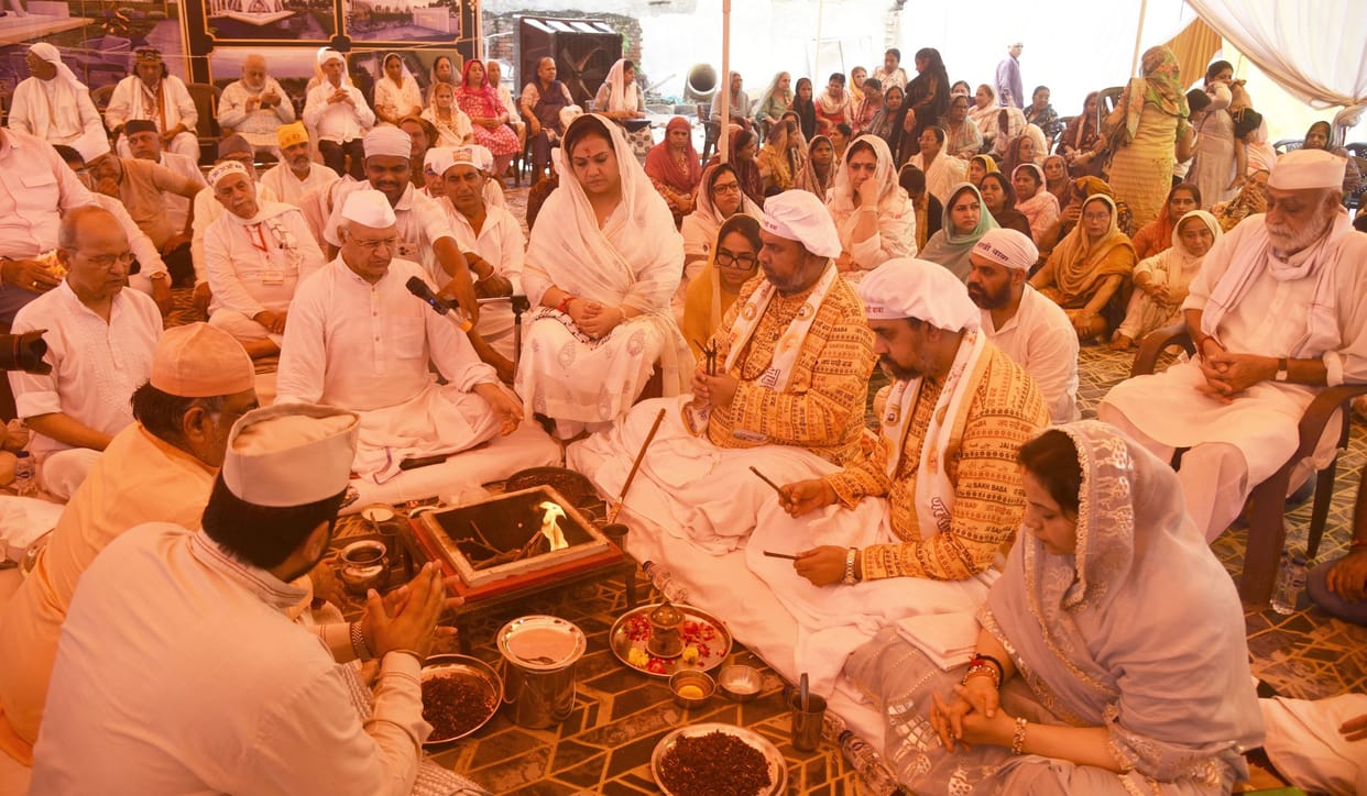 Nirvana Mahotsav began with a morning procession and devotional singing.