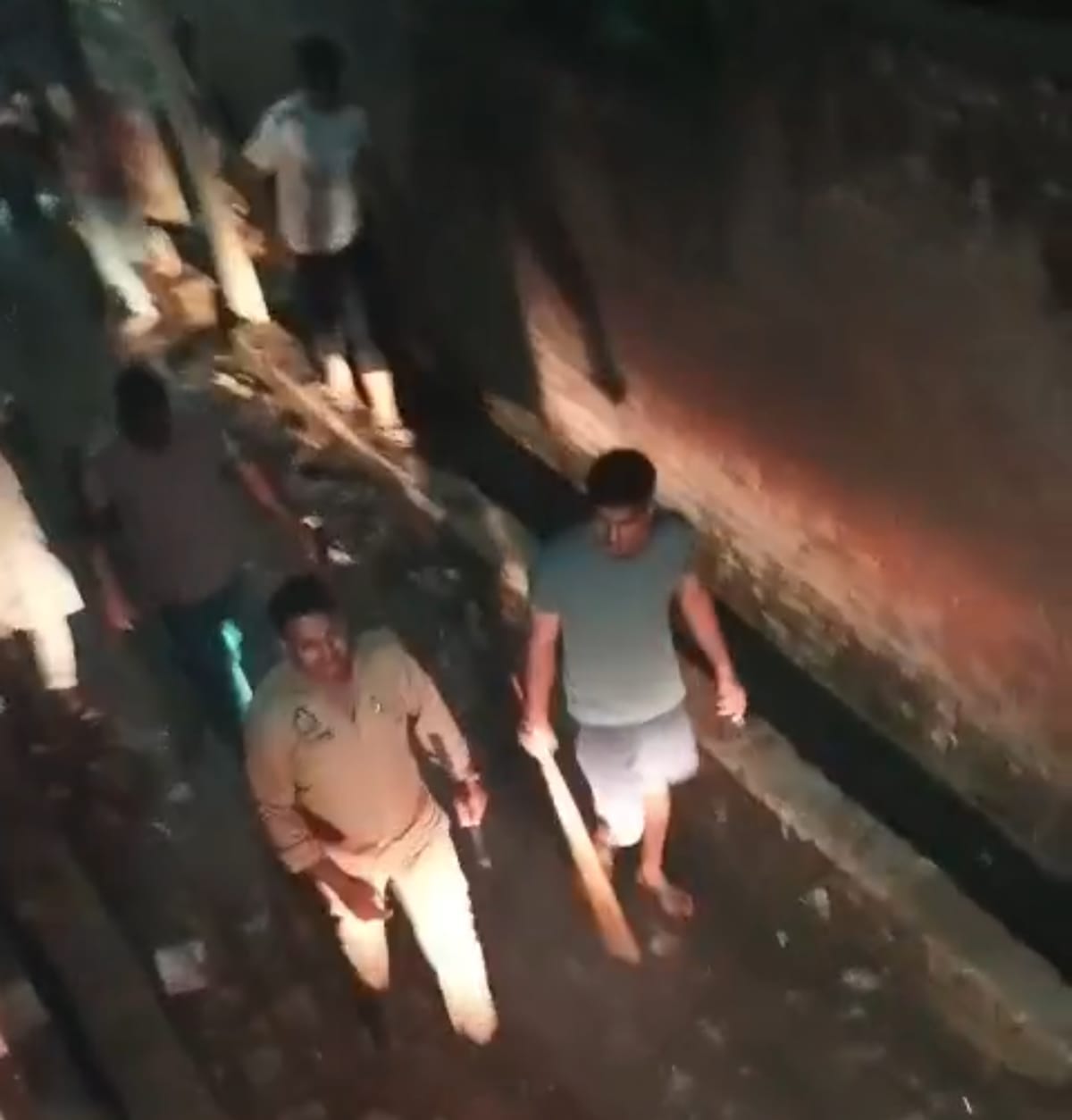 अलीगंज में दुकानदार से मारपीट करने डंडा लेकर पहुंचे पुलिसकर्मी। स्रोत वीडियो ग्रैब