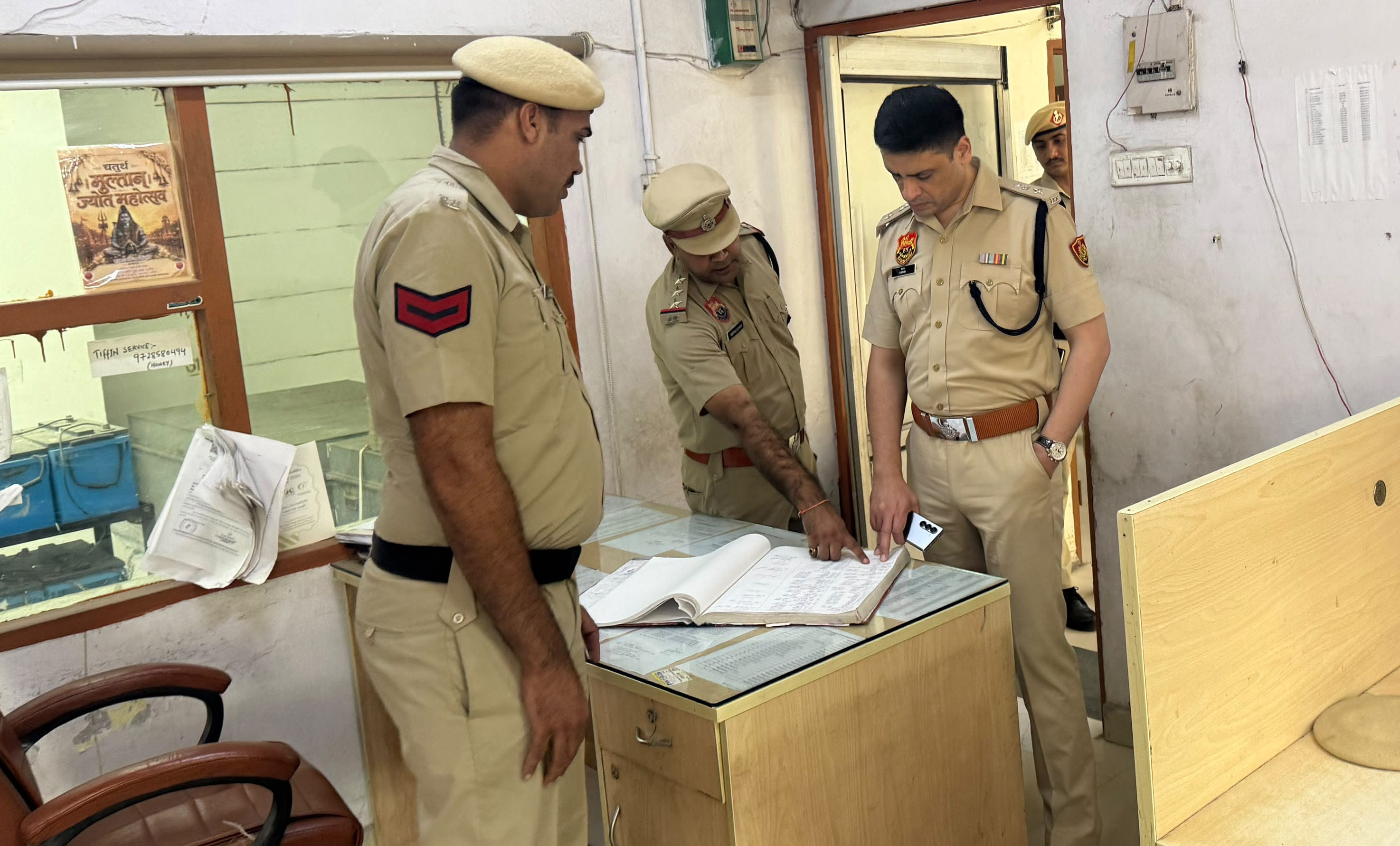 असंध थाने का निरीक्षण करते एसपी करन गोयल। प्रवक्ता पुलिस