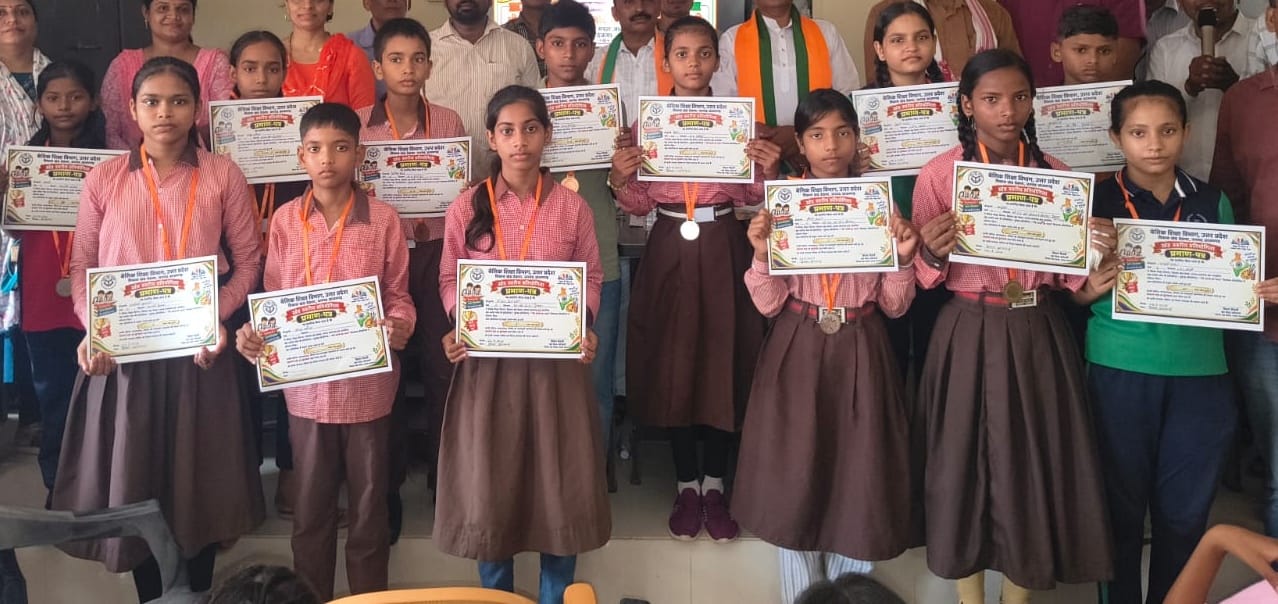 बीआरसी ठेकमा सभागार में आयोजित कार्यक्रम में प्रमाण-पत्र के साथ बच्चे। स्रोत-विभाग
