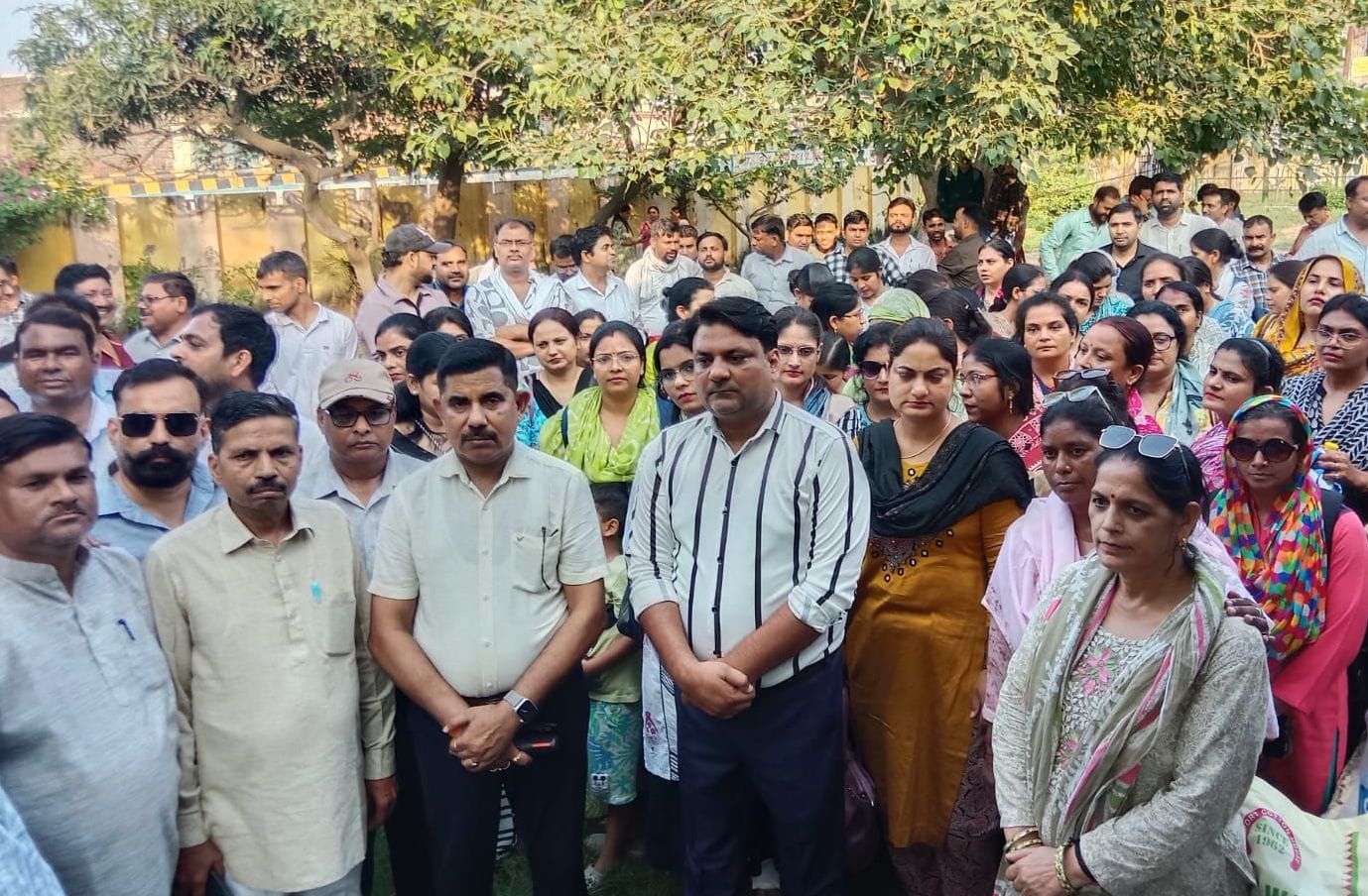 बीएसए कार्यालय परिसर में एकत्र हुए शिक्षक। संवाद
