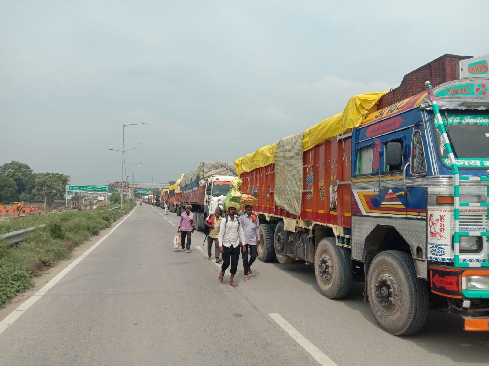 बिहार के बक्सर में मुख्यमंत्री के कार्यक्रम को लेकर वाहनों के आवागमन रोक के बाद अपने सामानों को