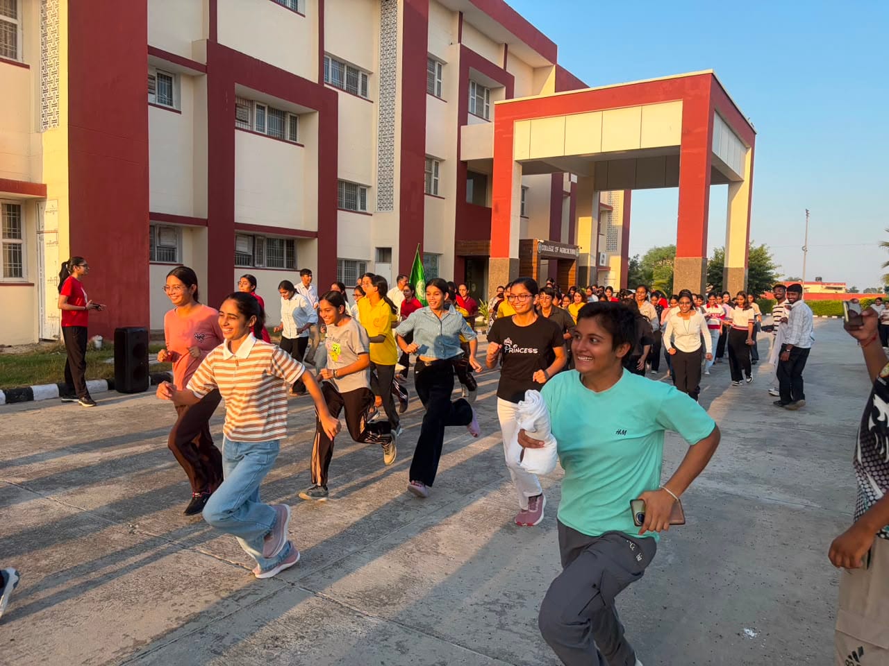 बावल स्थित कॉलेज ऑफ एग्रीकल्चर में नशे के खिलाफ आयोजित मैराथन में भाग लेते विद्यार्थी।स्रोत:कॉल