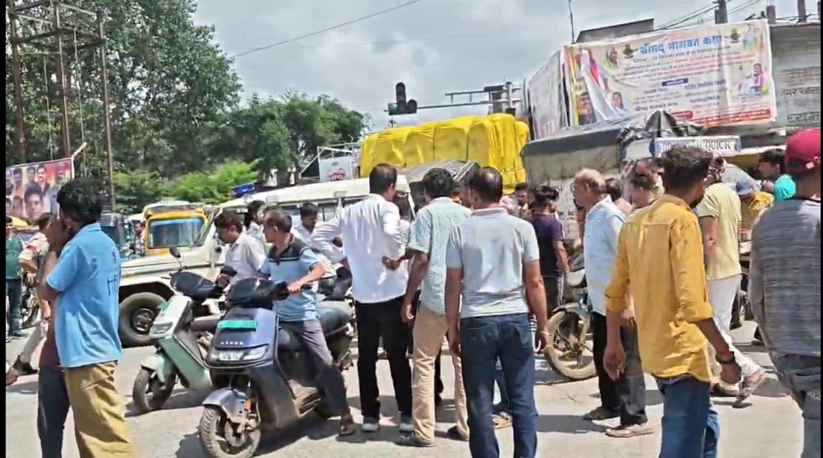 सागर: संदिग्ध परिस्थितियों में होटल के कमरे में मिला युवक का शव, परिजनों ने मोतीनगर चौराहे पर किया चक्काजाम