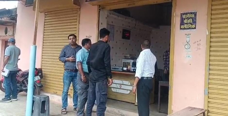 छापा मारने पहुंचे अधिकरी।