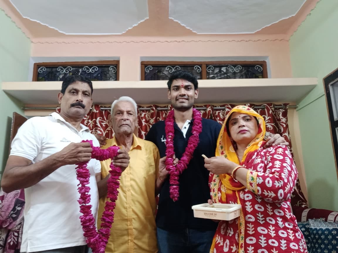 डॉ. सुमित कुमार को नीट पीजी में ऑल इंडिया 374वीं रैंक मिलने पर मिठाई खिलाते परिजन। स्रोत स्वयं